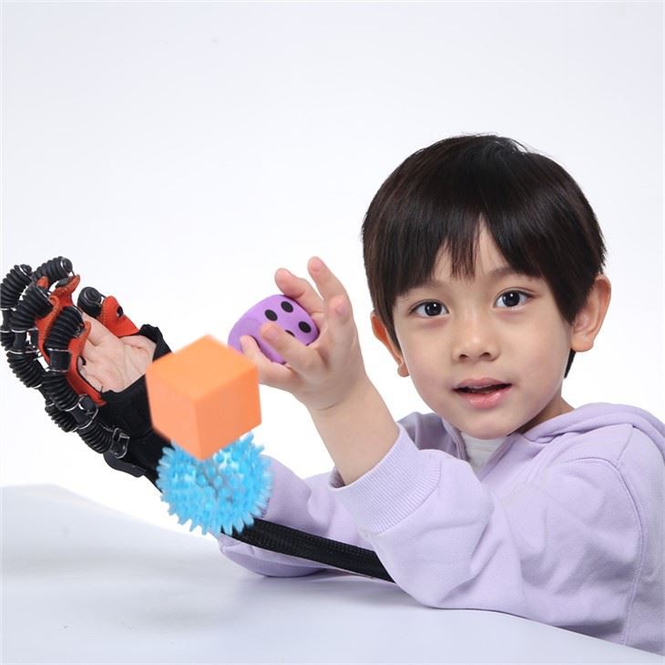 Guantes de robot de rehabilitación para niños con parálisis cerebral