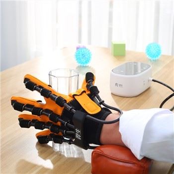 Equipo de fisioterapia de manos de bajo peso después de hemiplejía