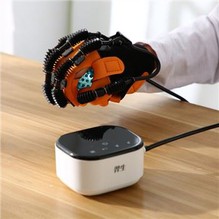 Guantes de robot de rehabilitación después de una lesión de la médula espinal