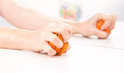 Entrenamiento de caja de espejo para sobrevivientes de accidente cerebrovascular