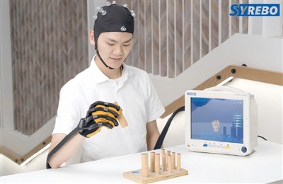 ¿Cómo funciona el robot de rehabilitación de manos con interfaz Brain-computa...
